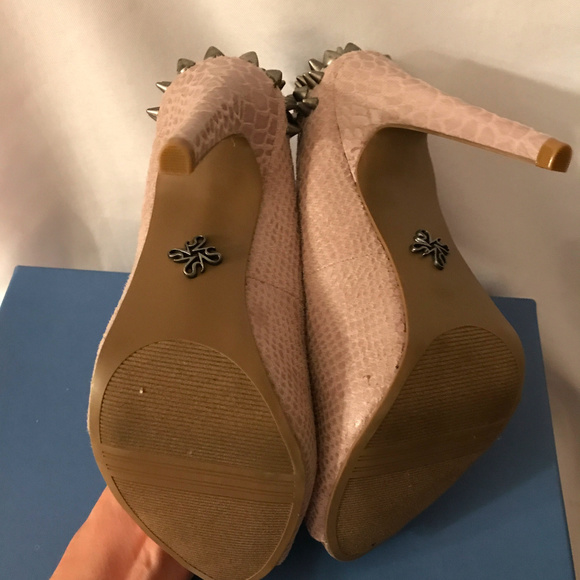 Simply Vera Wang / Svalice Grey  Snake SPIKE! NIB! - Picture 7 of 8